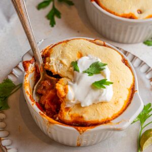 Individual baked vegan chili with cornbread crust.