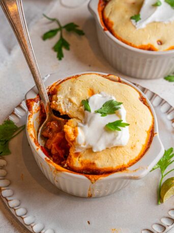 Individual baked vegan chili with cornbread crust.