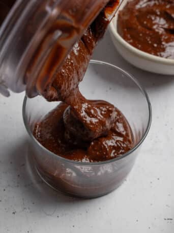 Pouring the rice chocolate pudding from the blender into a cup.