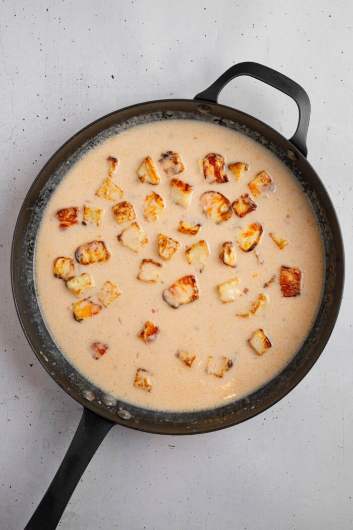 Coconut sauce with lime juice and cooked tofu in the pan.