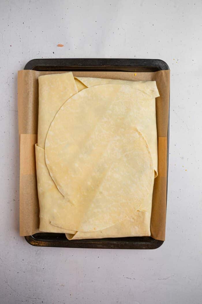 Using the filan tortills wrap, the filling is fully encased in the crunchwrap.
