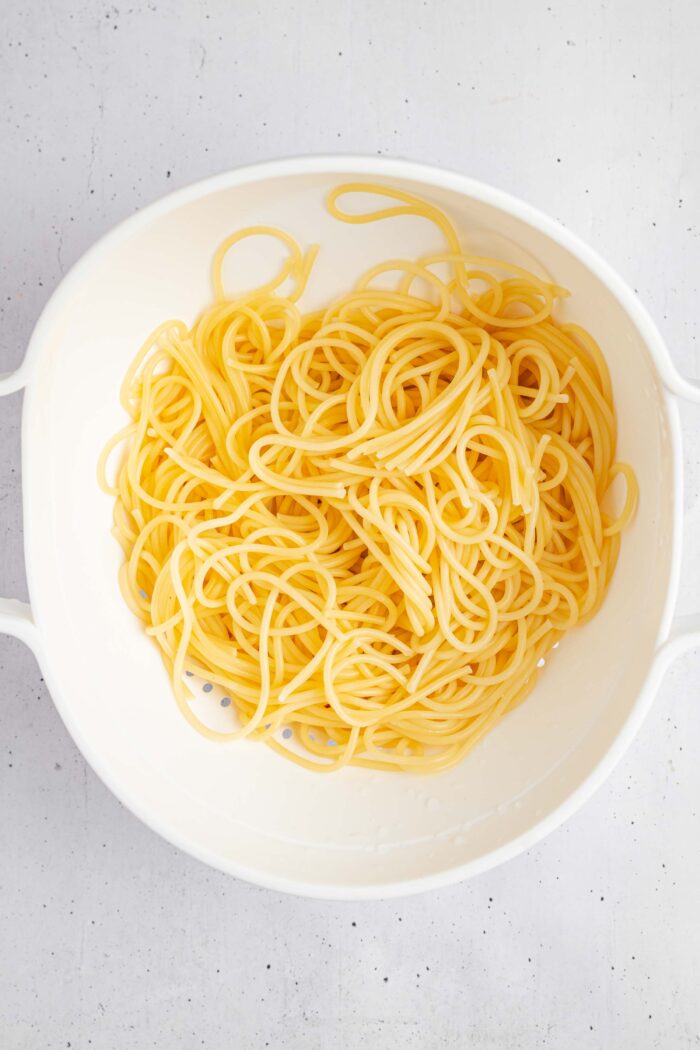 Spaghetti cooked according to the package directions and drained.