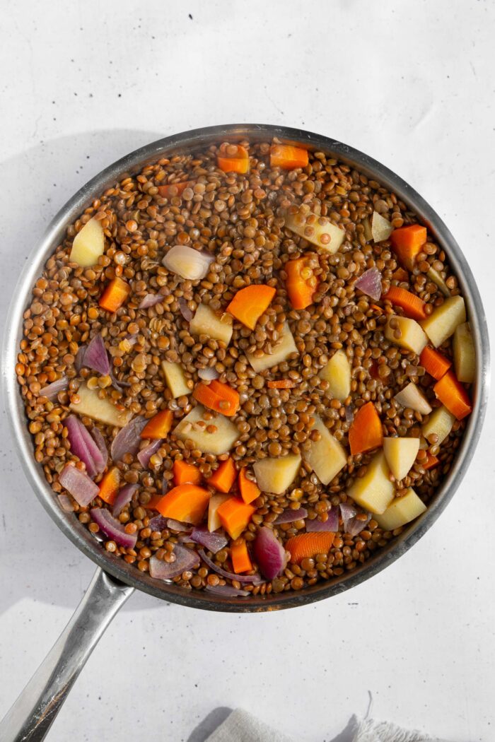 After cooking, the lentils absorb all the liquid in the frying pan.