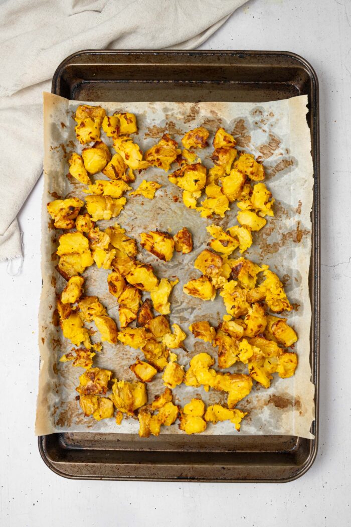 After baking, the shaken potatoes with seasonings are crispy on the outside.