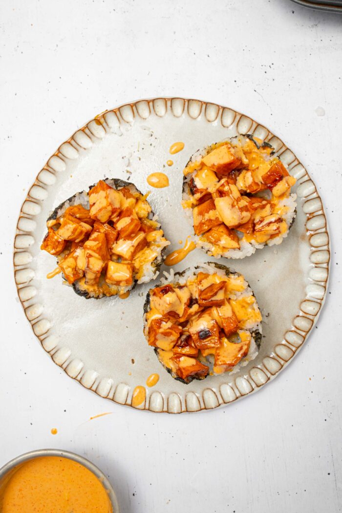 Three sushi cups (one serving) drizzled with spicy vegan mayo.